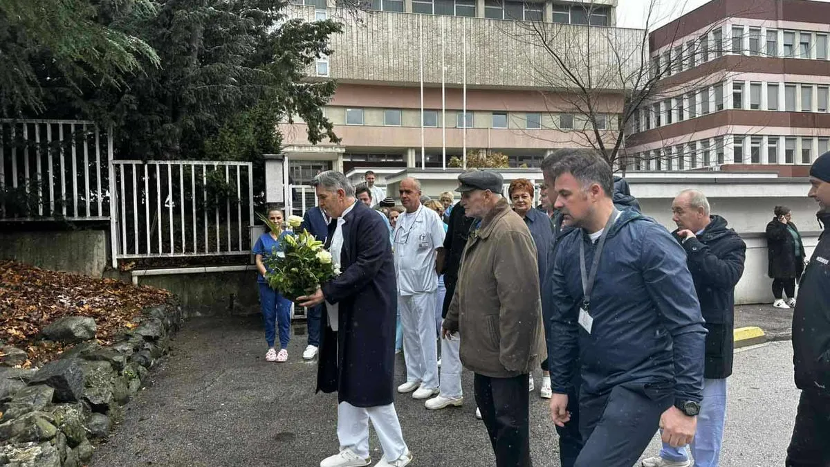 Za rad u periodu rata u Sarajevu i RBiH, te poslijeratni angažman u oblasti medicinskih nauka nagrađen je Šestoaprilskom nagradom Grada Sarajeva.