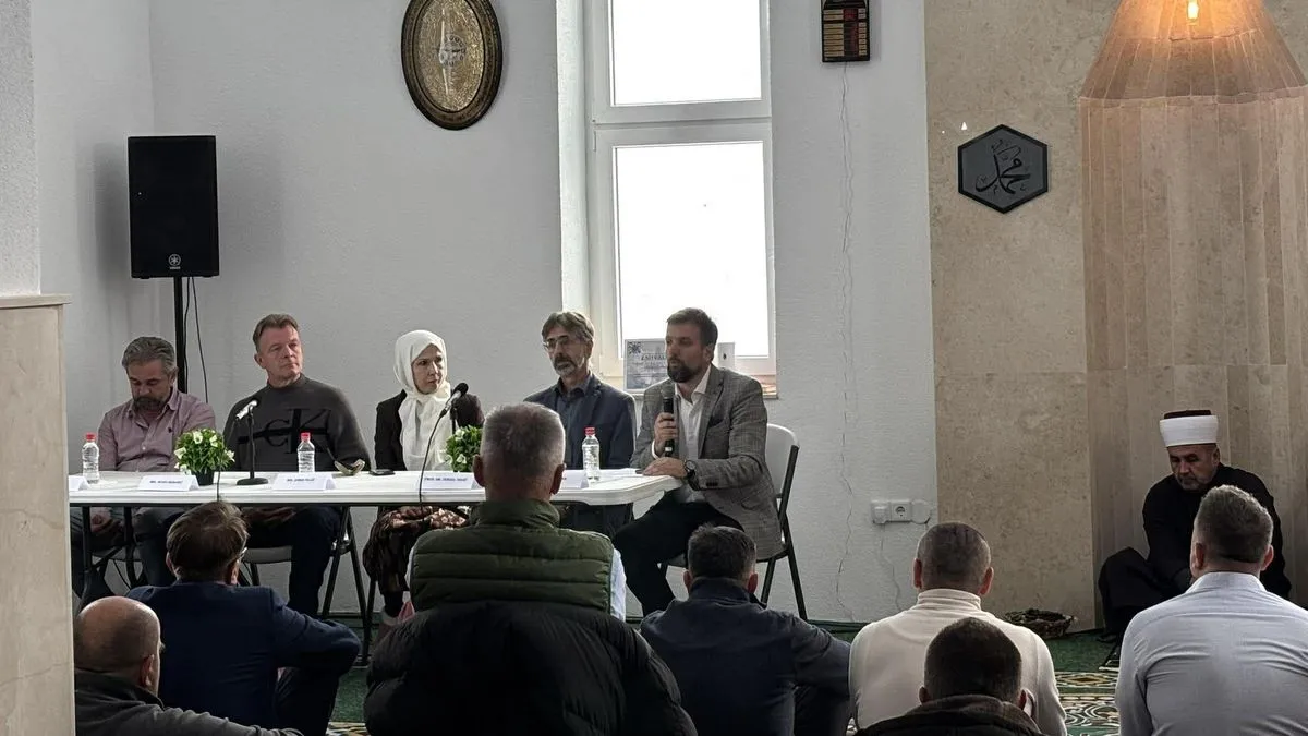 Nakon pada Žepe 27. jula Palić je zarobljen nakon što se odazvao na pregovore s vrhom srpskih snaga, predvođenih ratnim zločincem Ratkom Mladićem. 