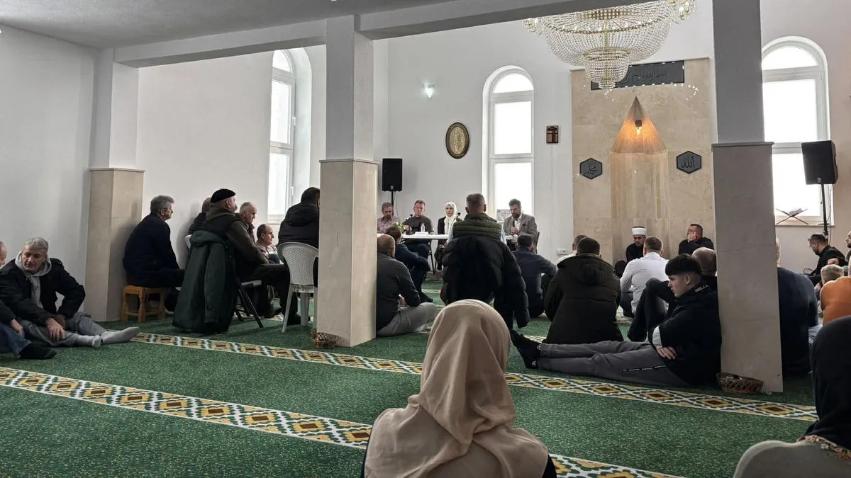 Nakon pada Žepe 27. jula Palić je zarobljen nakon što se odazvao na pregovore s vrhom srpskih snaga, predvođenih ratnim zločincem Ratkom Mladićem. 