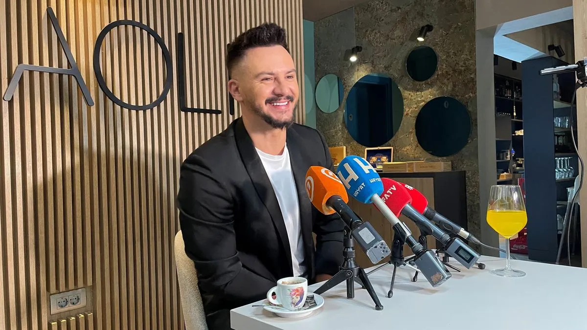 Ovaj koncert prvobitno je trebao biti 15. novembra, ali zbog velike tragedije u Tuzli odgođen je za novi termin