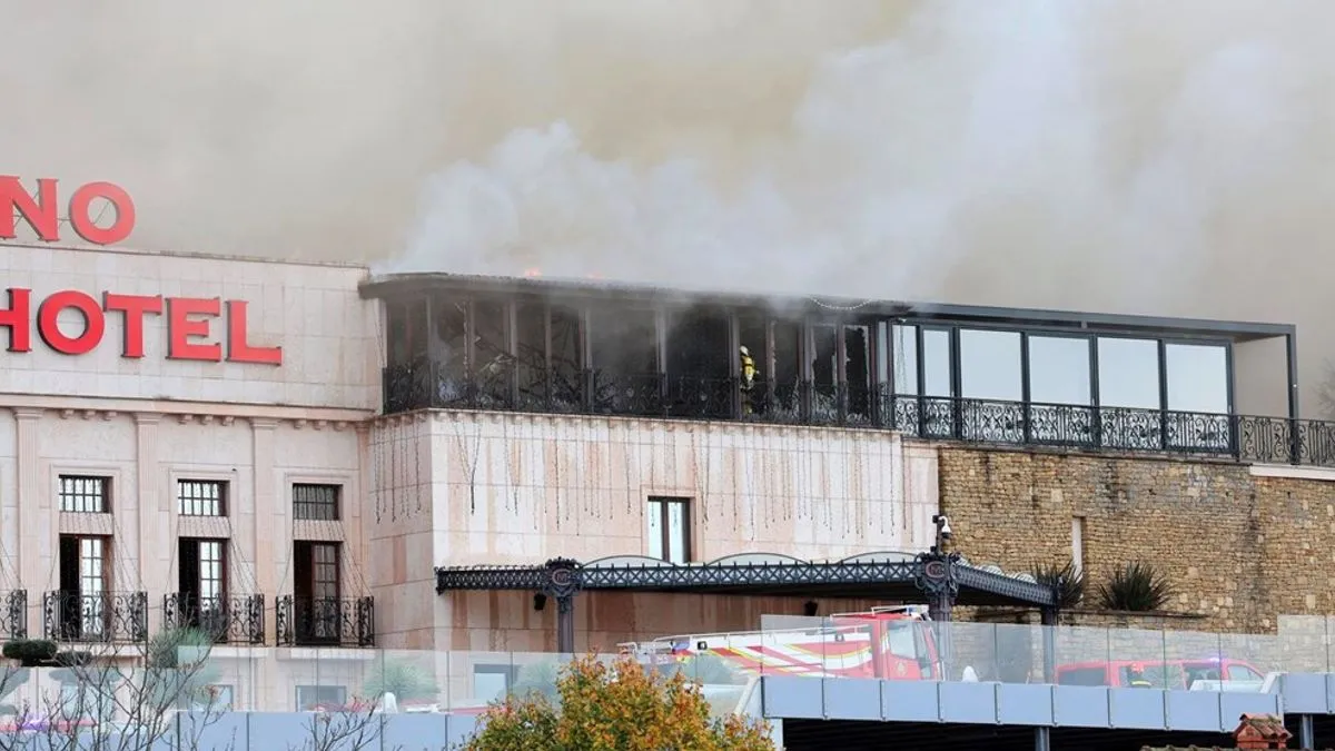 Požar je izbio oko devet sati i zahvatio je potkrovlje hotela, a u gašenju je angažirano 45 vatrogasaca