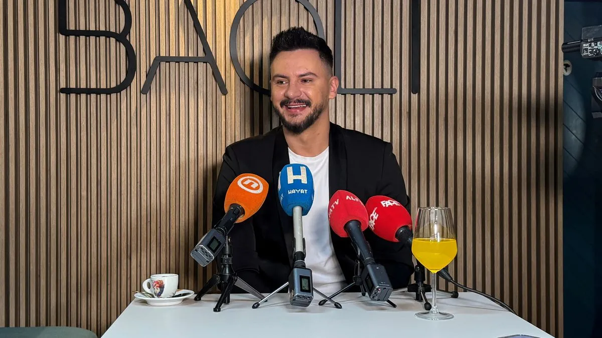 Ovaj koncert prvobitno je trebao biti 15. novembra, ali zbog velike tragedije u Tuzli odgođen je za novi termin