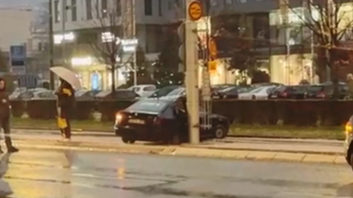 Kako je nesreća usporila, a u drugom dijelu obustavila saobraćaj očekuje se dolazak vučne službe kako bi se automobil uklonio sa pruge.