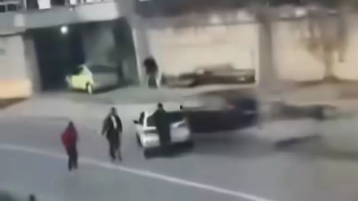 Šokantni snimci iz bh. grada: Automobil se okreće i udara sve pred sobom, uhapšene dvije osobe