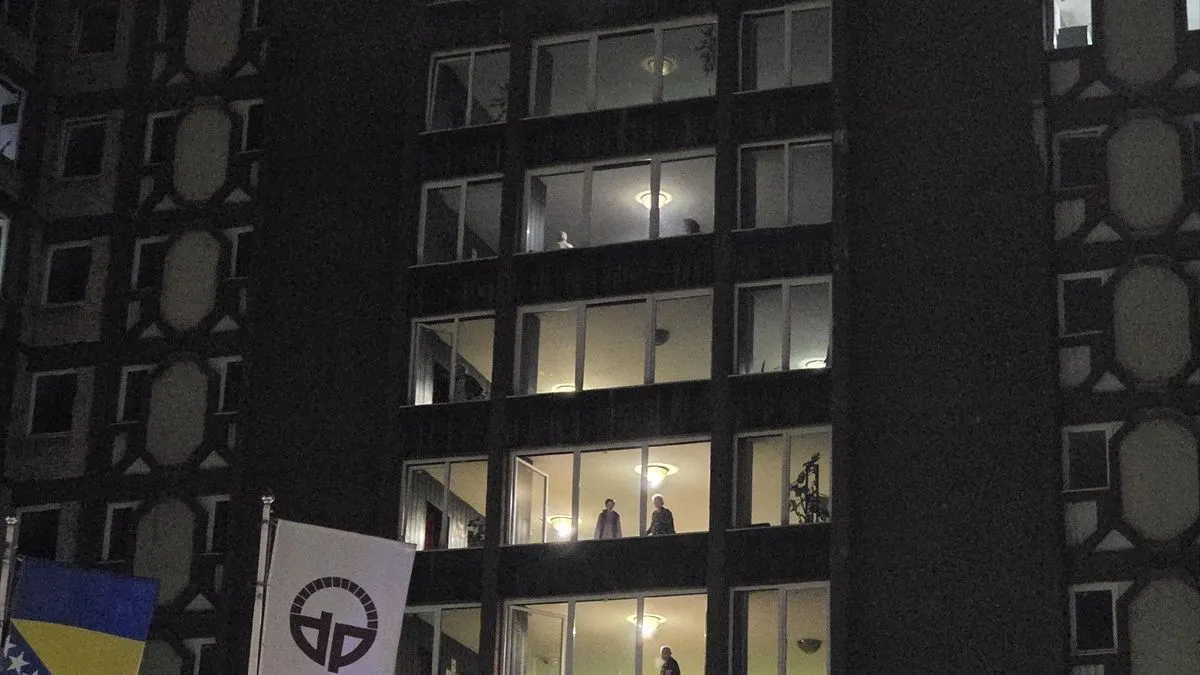 Istraga o uzrocima požara je u toku, a uviđaj će biti obavljen čim se steknu sigurnosni uslovi.