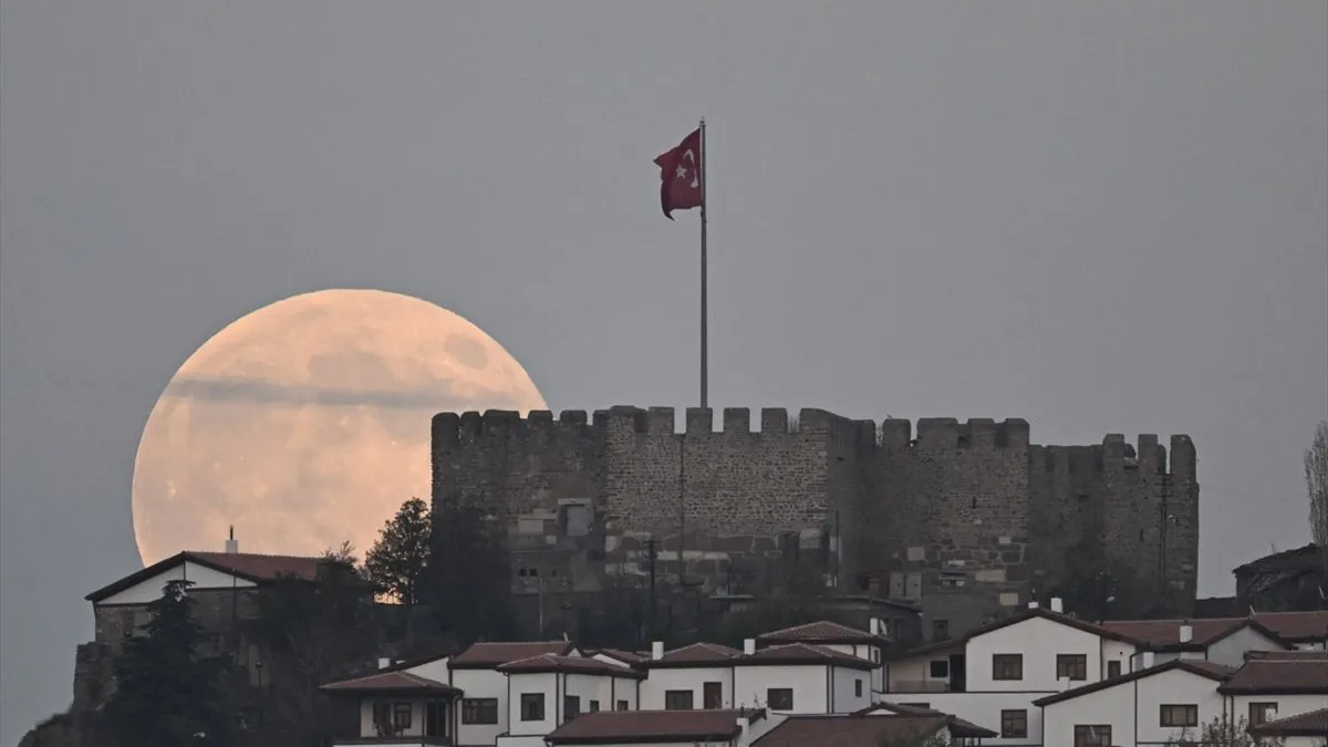 Supermjesec se javlja nekoliko puta godišnje, a njegova pojava zavisi od poravnanja Mjesečeve orbite sa Zemljom i Suncem