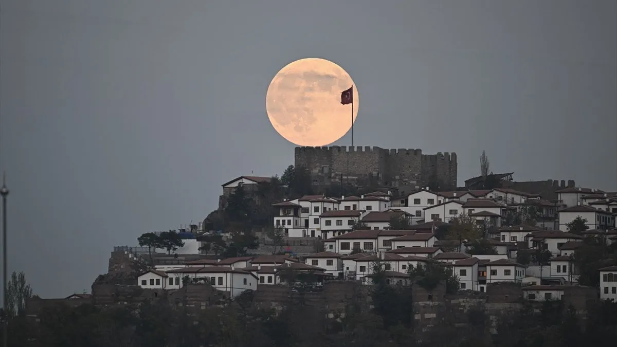 Supermjesec se javlja nekoliko puta godišnje, a njegova pojava zavisi od poravnanja Mjesečeve orbite sa Zemljom i Suncem