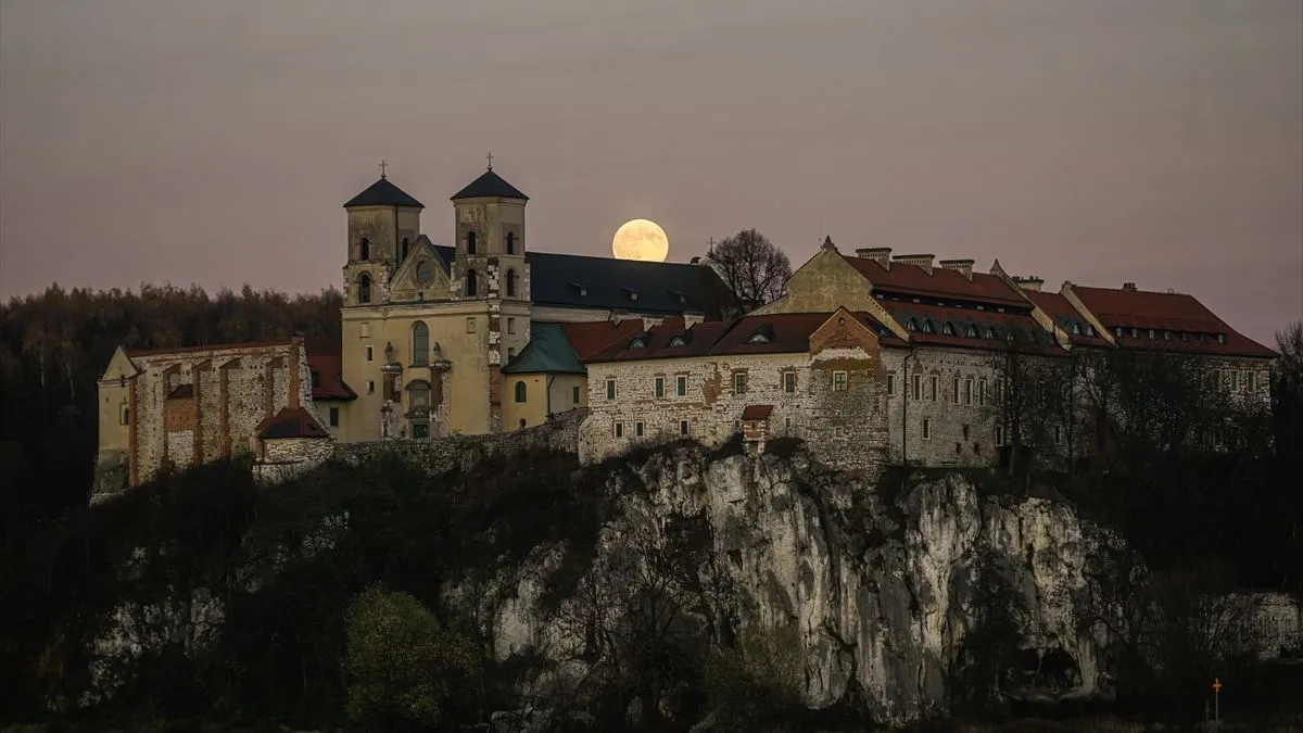 Supermjesec se javlja nekoliko puta godišnje, a njegova pojava zavisi od poravnanja Mjesečeve orbite sa Zemljom i Suncem