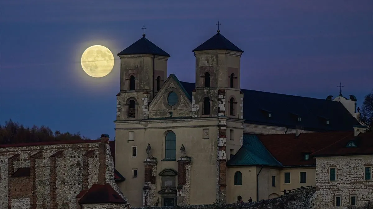 Supermjesec se javlja nekoliko puta godišnje, a njegova pojava zavisi od poravnanja Mjesečeve orbite sa Zemljom i Suncem