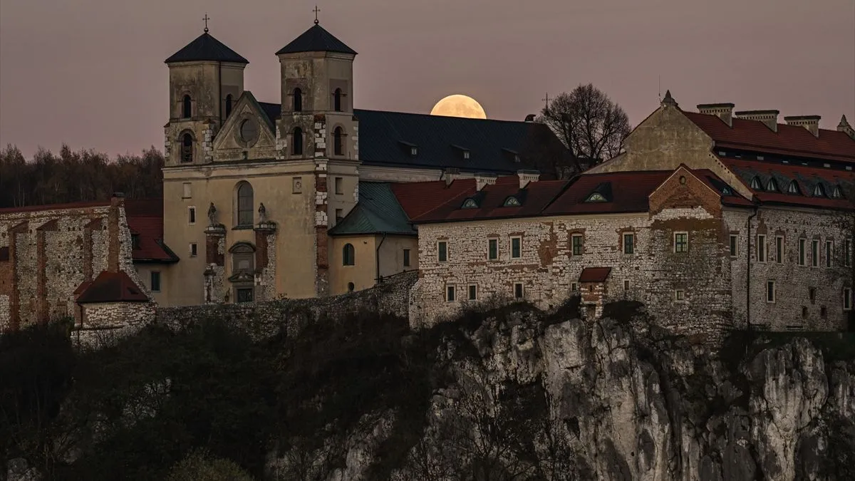 Supermjesec se javlja nekoliko puta godišnje, a njegova pojava zavisi od poravnanja Mjesečeve orbite sa Zemljom i Suncem