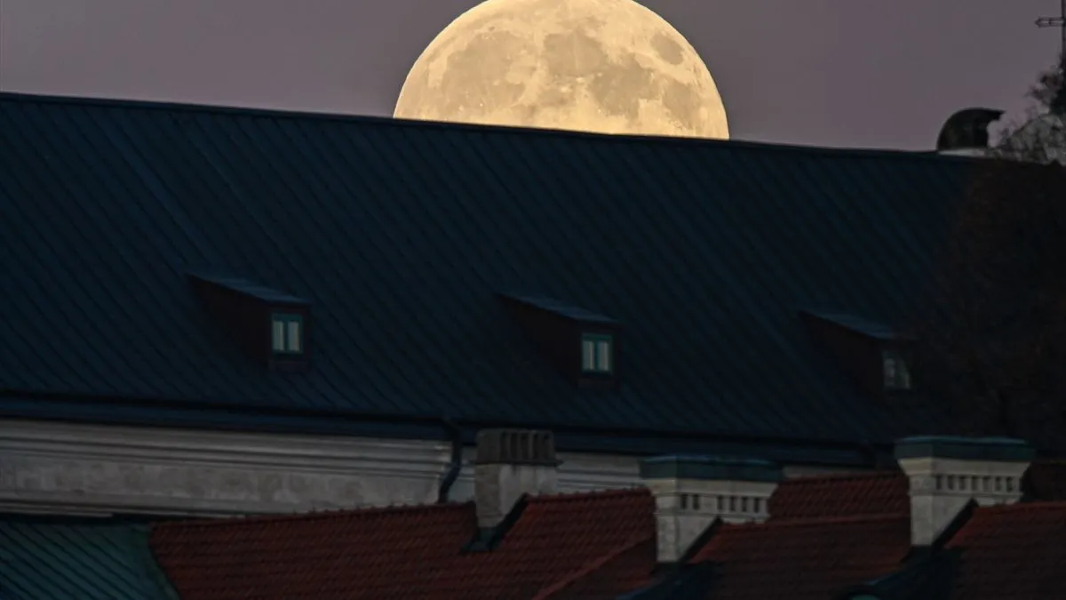 Supermjesec se javlja nekoliko puta godišnje, a njegova pojava zavisi od poravnanja Mjesečeve orbite sa Zemljom i Suncem