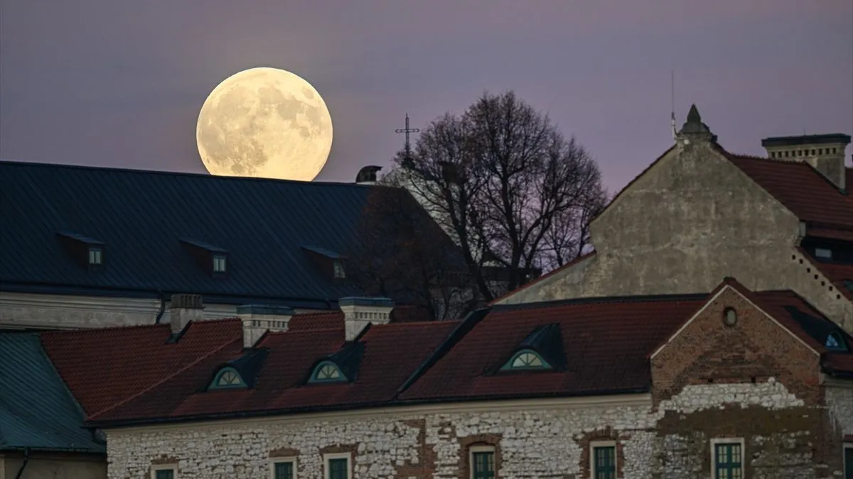 Supermjesec se javlja nekoliko puta godišnje, a njegova pojava zavisi od poravnanja Mjesečeve orbite sa Zemljom i Suncem