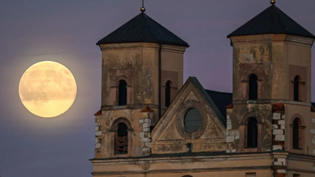 Supermjesec se javlja nekoliko puta godišnje, a njegova pojava zavisi od poravnanja Mjesečeve orbite sa Zemljom i Suncem