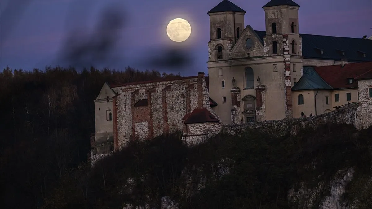 Supermjesec se javlja nekoliko puta godišnje, a njegova pojava zavisi od poravnanja Mjesečeve orbite sa Zemljom i Suncem