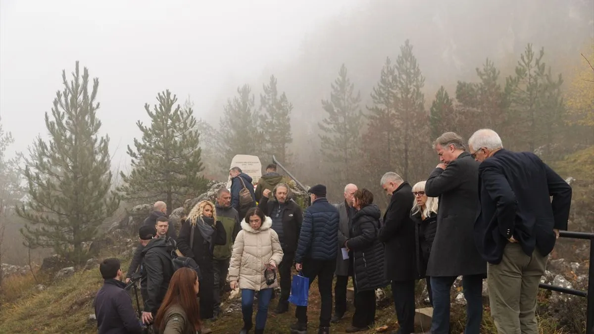 Delegacije položile cvijeće na Kazanima iznad Sarajeva, odata počast nevino ubijenim sugrađanima