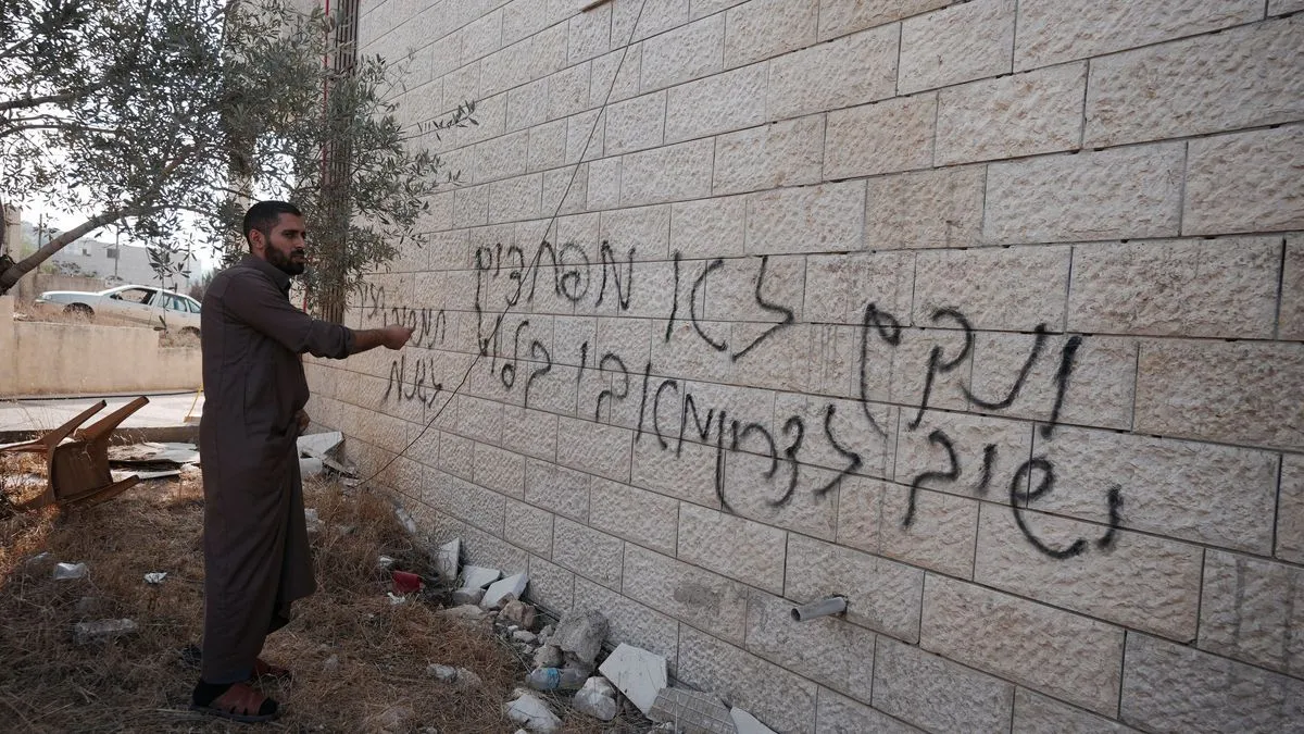 Požar je izazvan tako što je jedan od prozora a na sjevernoj strani je razbijen i tamo je izlivena zapaljiva tvar