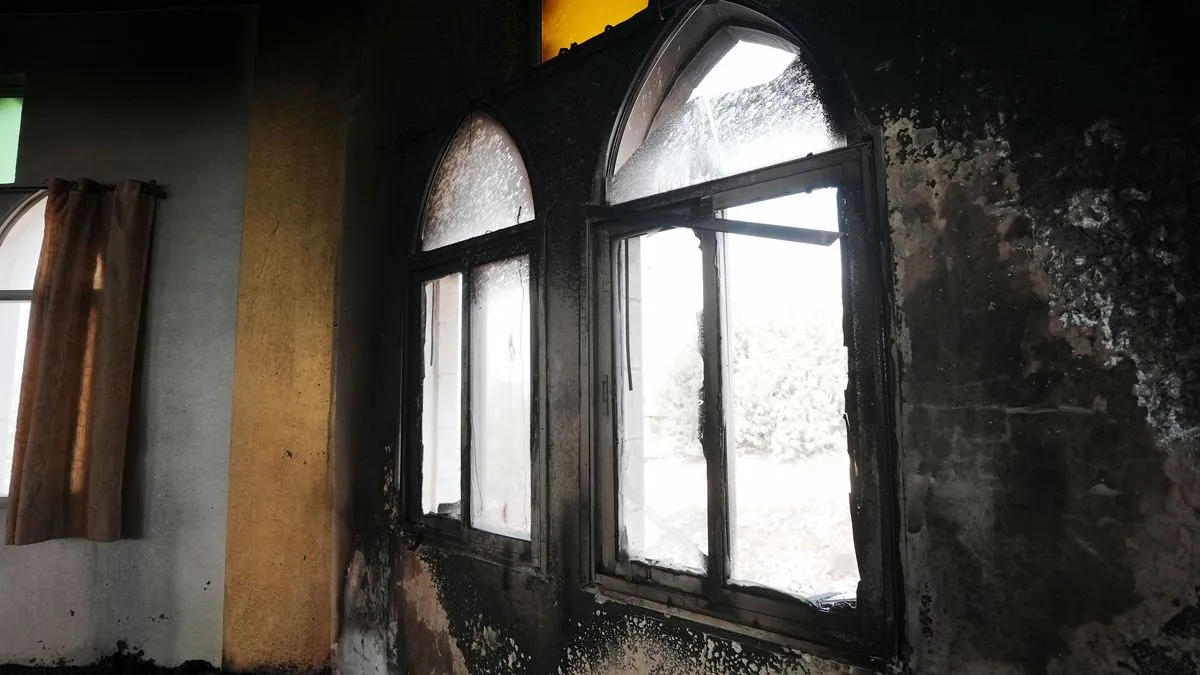 Požar je izazvan tako što je jedan od prozora a na sjevernoj strani je razbijen i tamo je izlivena zapaljiva tvar