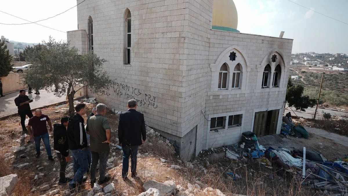 Požar je izazvan tako što je jedan od prozora a na sjevernoj strani je razbijen i tamo je izlivena zapaljiva tvar