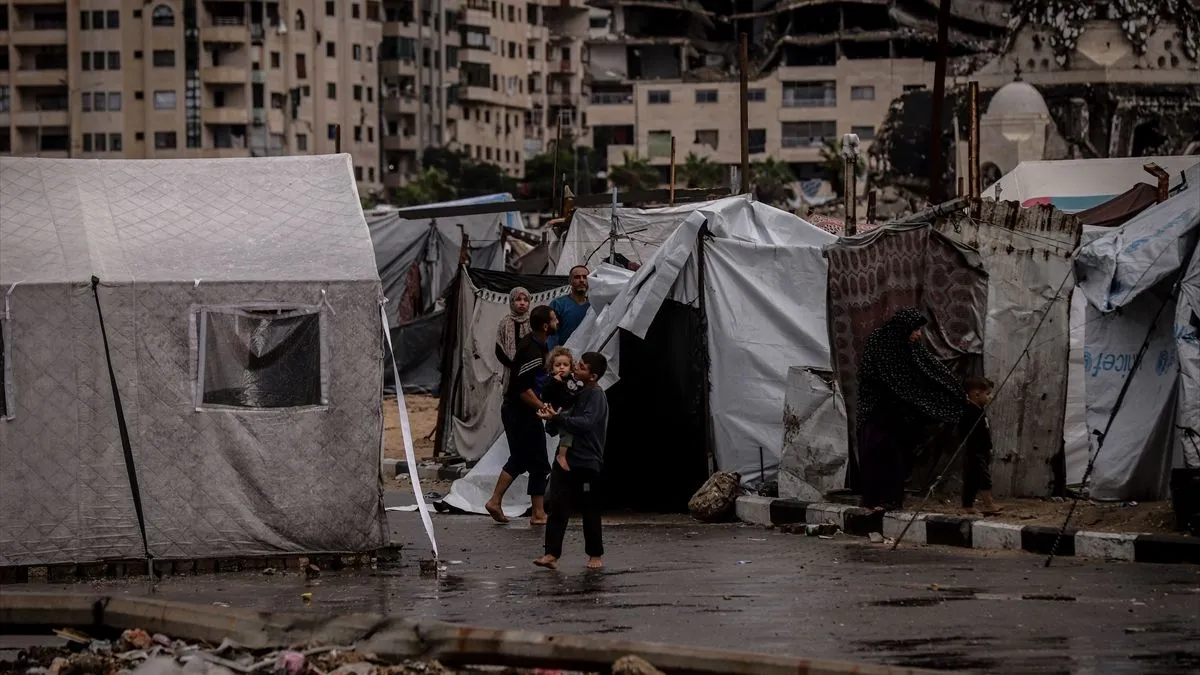 Poplavljene ulice i natopljeni šatori čine već teške životne uslove još opasnijim.