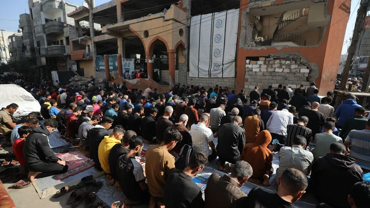 Džamija Farouq, ranjena u brojnim napadima, dočekala je vjernike koji su se okupili na prvom džuma-namazu otkako je na snagu stupila nova obustava vatre. 