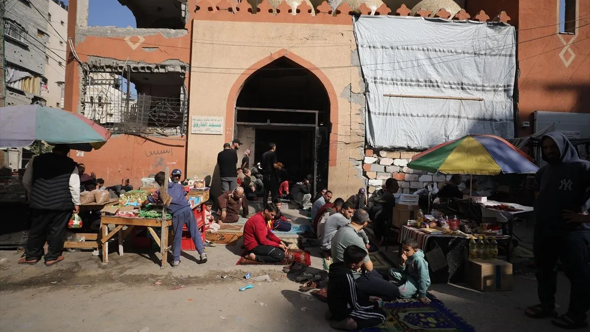 Džamija Farouq, ranjena u brojnim napadima, dočekala je vjernike koji su se okupili na prvom džuma-namazu otkako je na snagu stupila nova obustava vatre. 