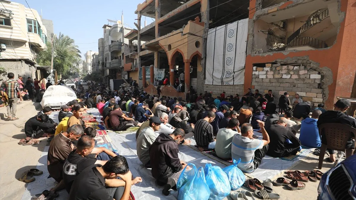 Džamija Farouq, ranjena u brojnim napadima, dočekala je vjernike koji su se okupili na prvom džuma-namazu otkako je na snagu stupila nova obustava vatre. 