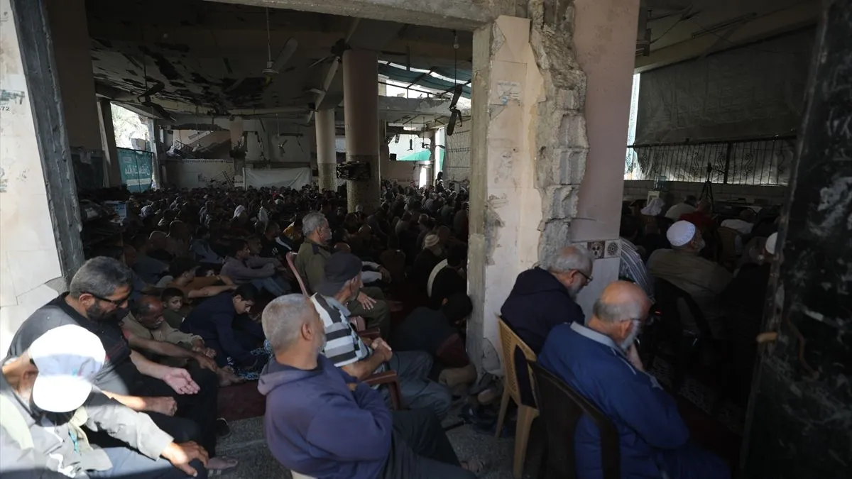 Džamija Farouq, ranjena u brojnim napadima, dočekala je vjernike koji su se okupili na prvom džuma-namazu otkako je na snagu stupila nova obustava vatre. 