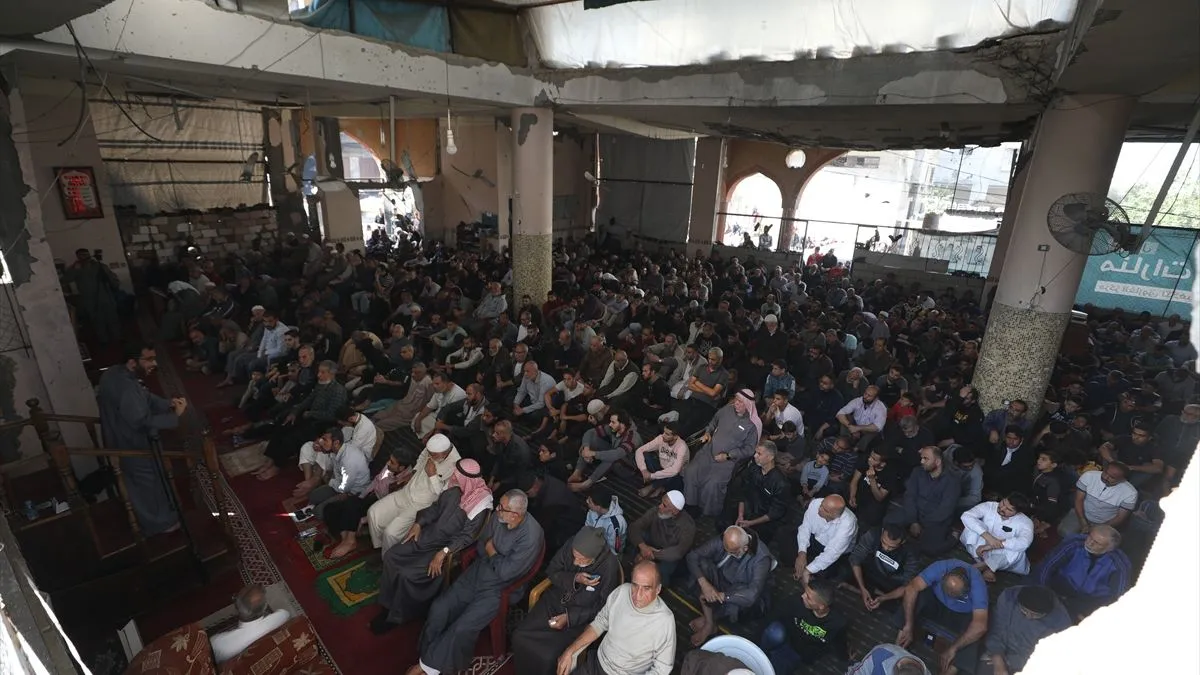 Džamija Farouq, ranjena u brojnim napadima, dočekala je vjernike koji su se okupili na prvom džuma-namazu otkako je na snagu stupila nova obustava vatre. 