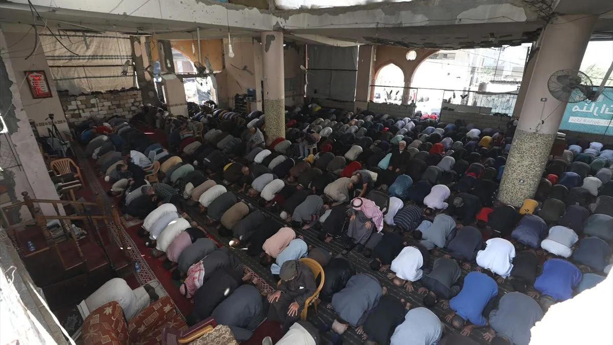 Džamija Farouq, ranjena u brojnim napadima, dočekala je vjernike koji su se okupili na prvom džuma-namazu otkako je na snagu stupila nova obustava vatre. 