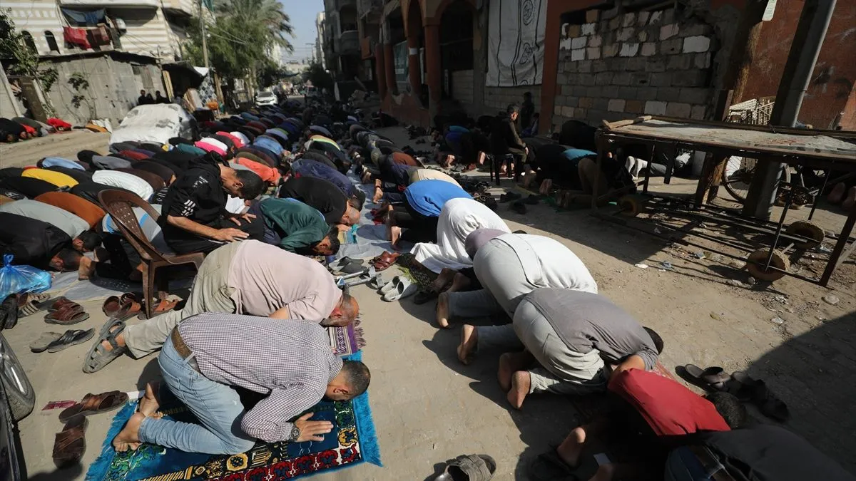 Džamija Farouq, ranjena u brojnim napadima, dočekala je vjernike koji su se okupili na prvom džuma-namazu otkako je na snagu stupila nova obustava vatre. 