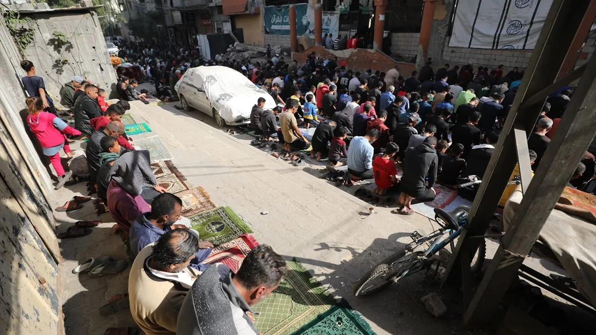 Džamija Farouq, ranjena u brojnim napadima, dočekala je vjernike koji su se okupili na prvom džuma-namazu otkako je na snagu stupila nova obustava vatre. 