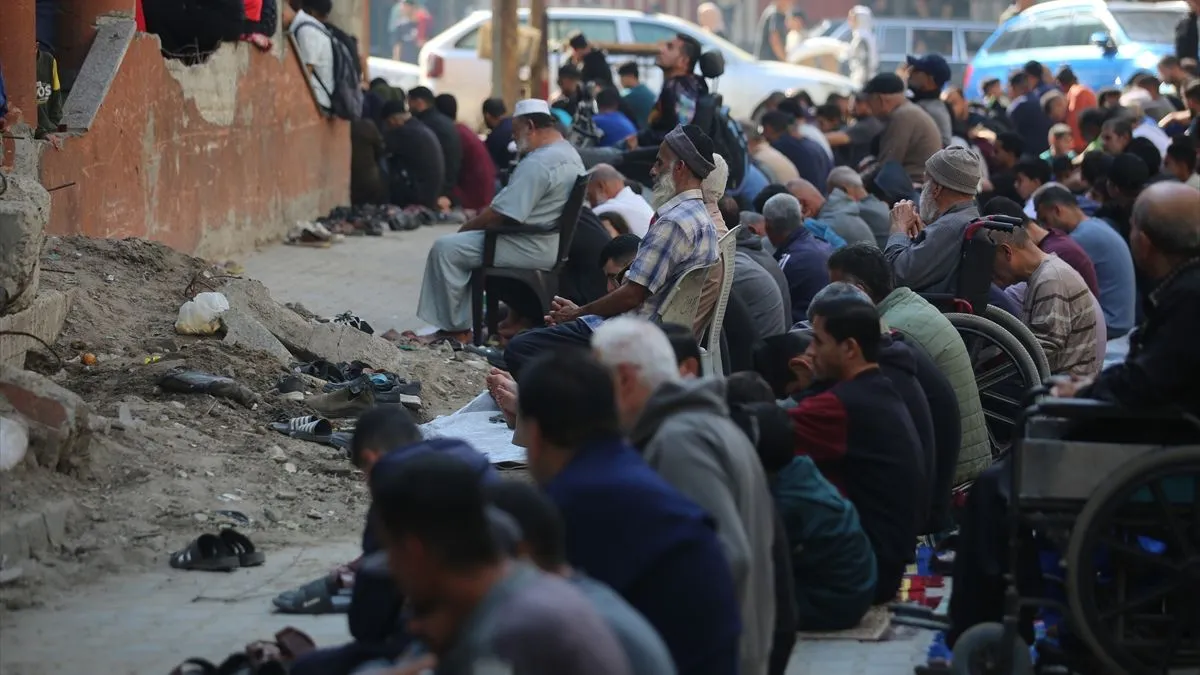 Džamija Farouq, ranjena u brojnim napadima, dočekala je vjernike koji su se okupili na prvom džuma-namazu otkako je na snagu stupila nova obustava vatre. 