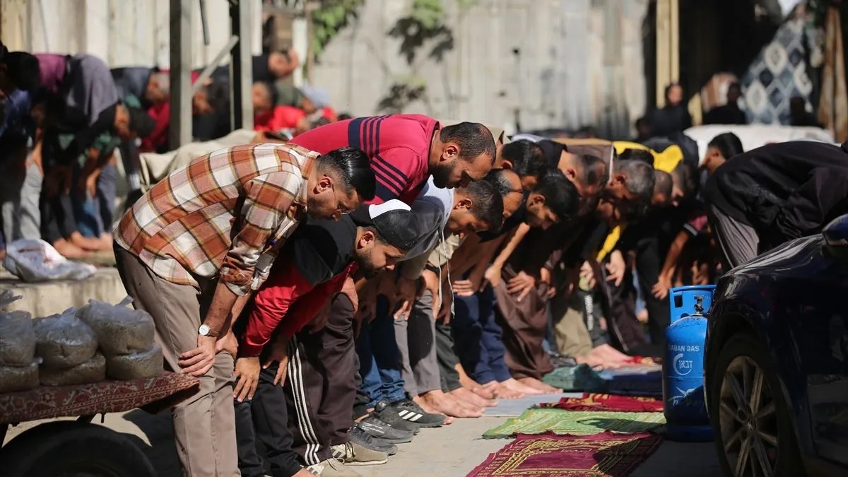 Džamija Farouq, ranjena u brojnim napadima, dočekala je vjernike koji su se okupili na prvom džuma-namazu otkako je na snagu stupila nova obustava vatre. 