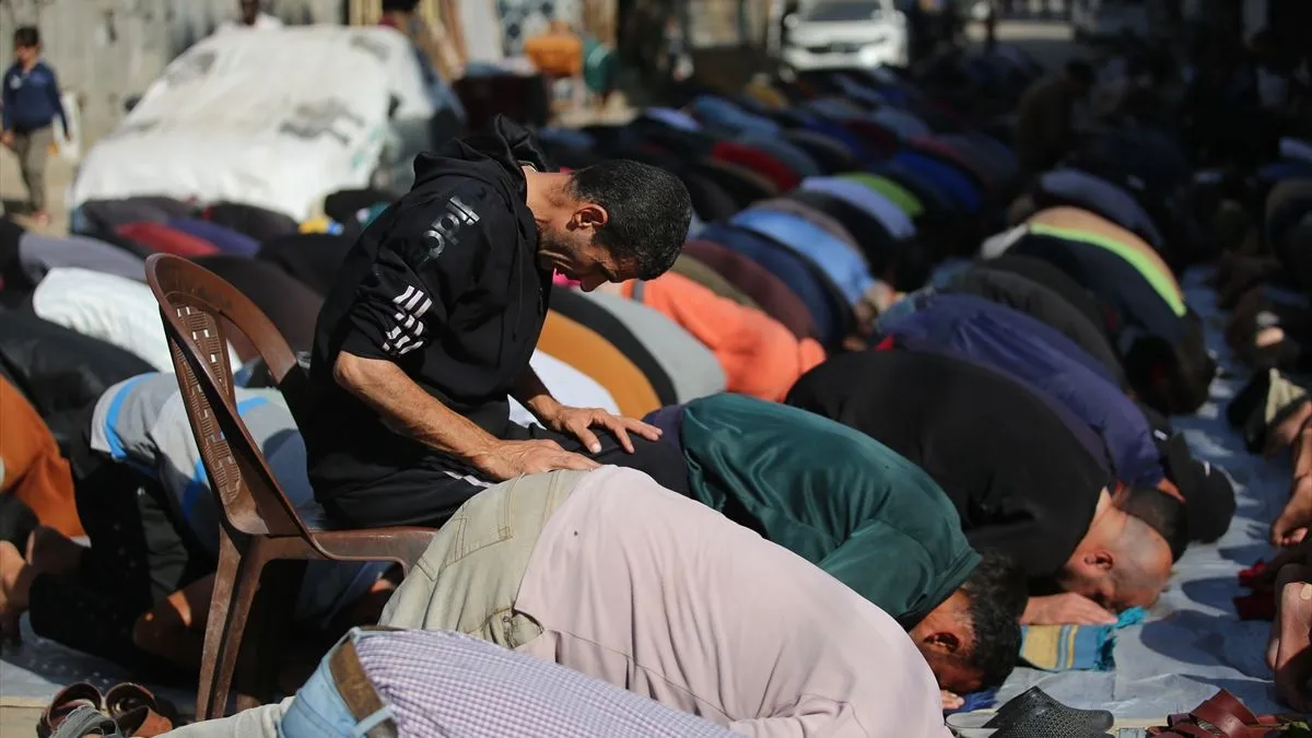 Džamija Farouq, ranjena u brojnim napadima, dočekala je vjernike koji su se okupili na prvom džuma-namazu otkako je na snagu stupila nova obustava vatre. 
