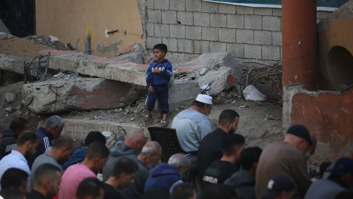 Džamija Farouq, ranjena u brojnim napadima, dočekala je vjernike koji su se okupili na prvom džuma-namazu otkako je na snagu stupila nova obustava vatre. 