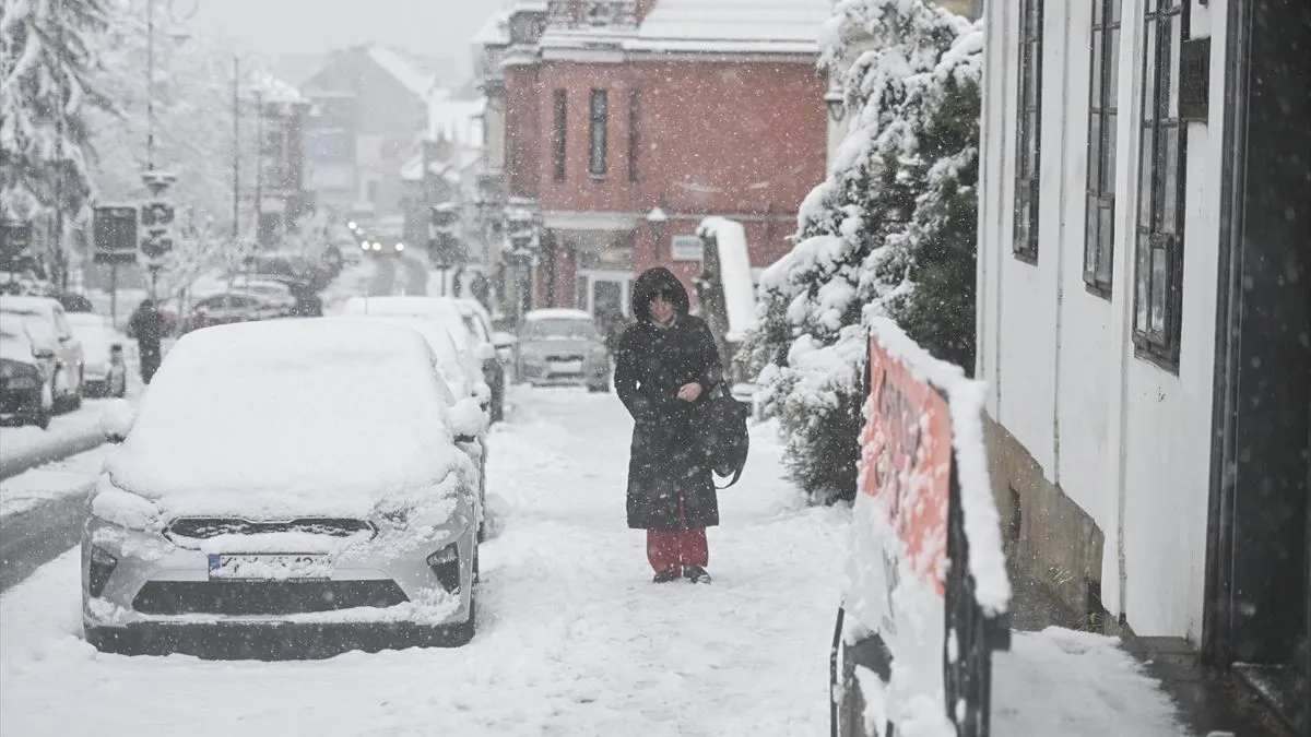 Meteorolozi najavljuju da bi visina snijega u nižim predjelima mogla narasti i do 30 centimetara.