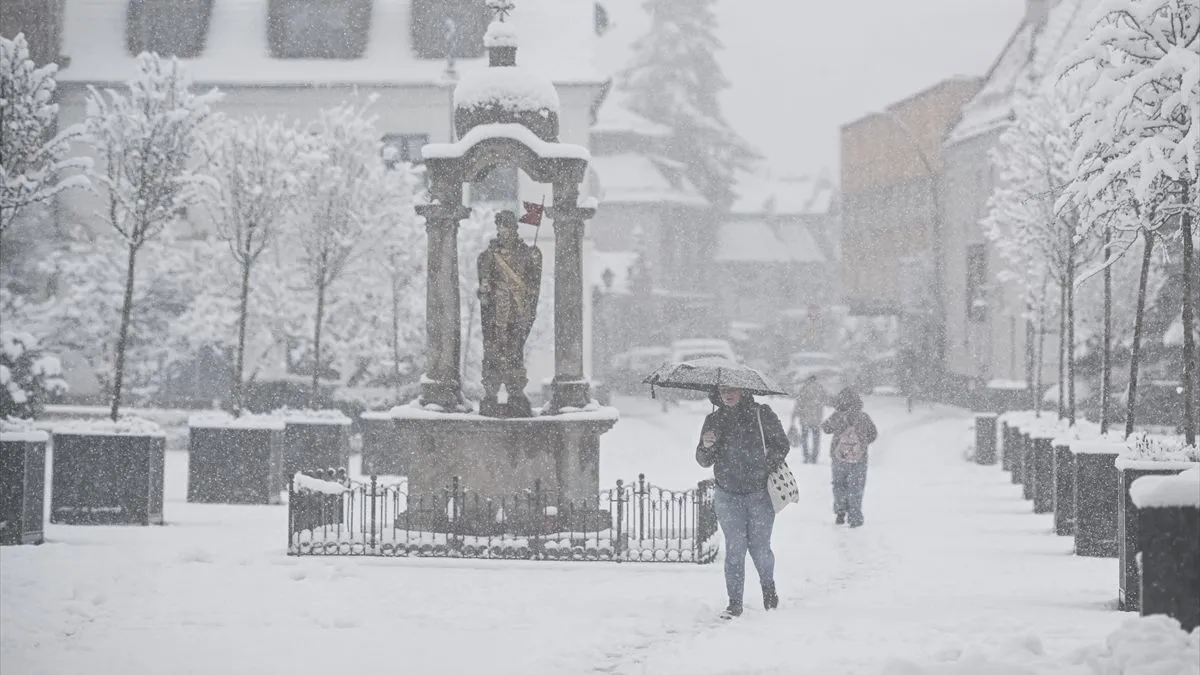Meteorolozi najavljuju da bi visina snijega u nižim predjelima mogla narasti i do 30 centimetara.
