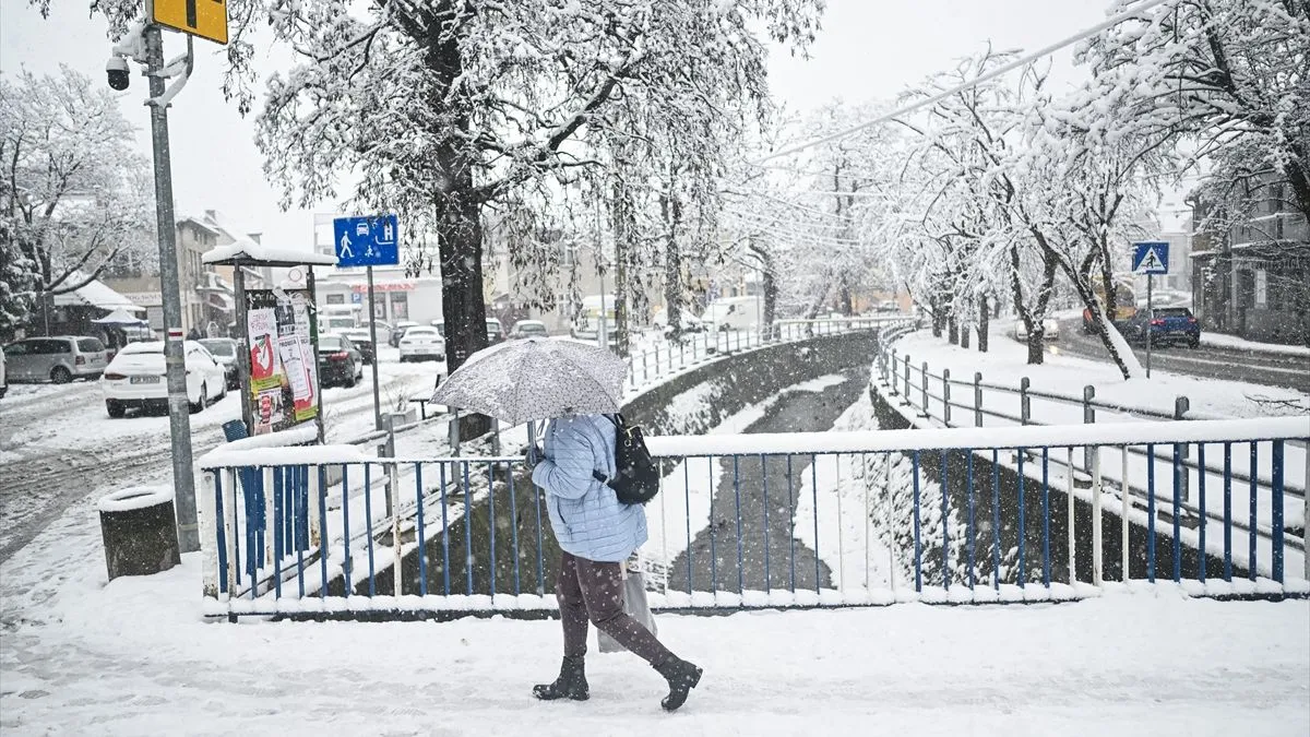 Meteorolozi najavljuju da bi visina snijega u nižim predjelima mogla narasti i do 30 centimetara.