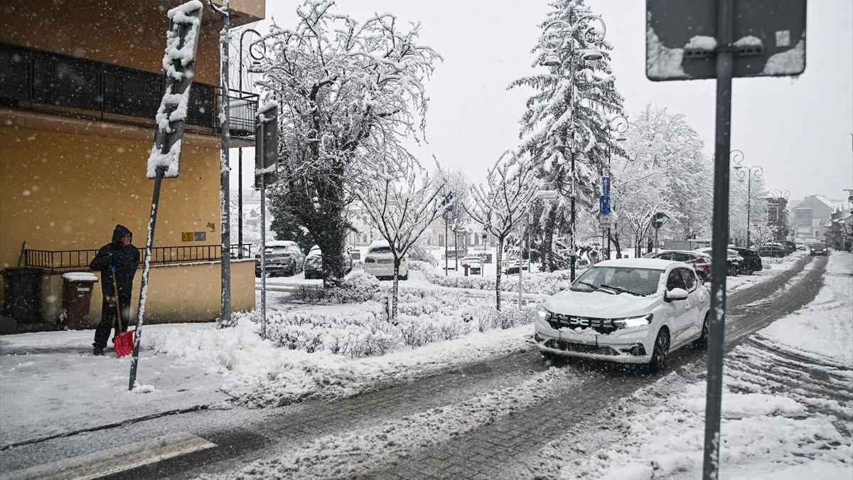 Meteorolozi najavljuju da bi visina snijega u nižim predjelima mogla narasti i do 30 centimetara.
