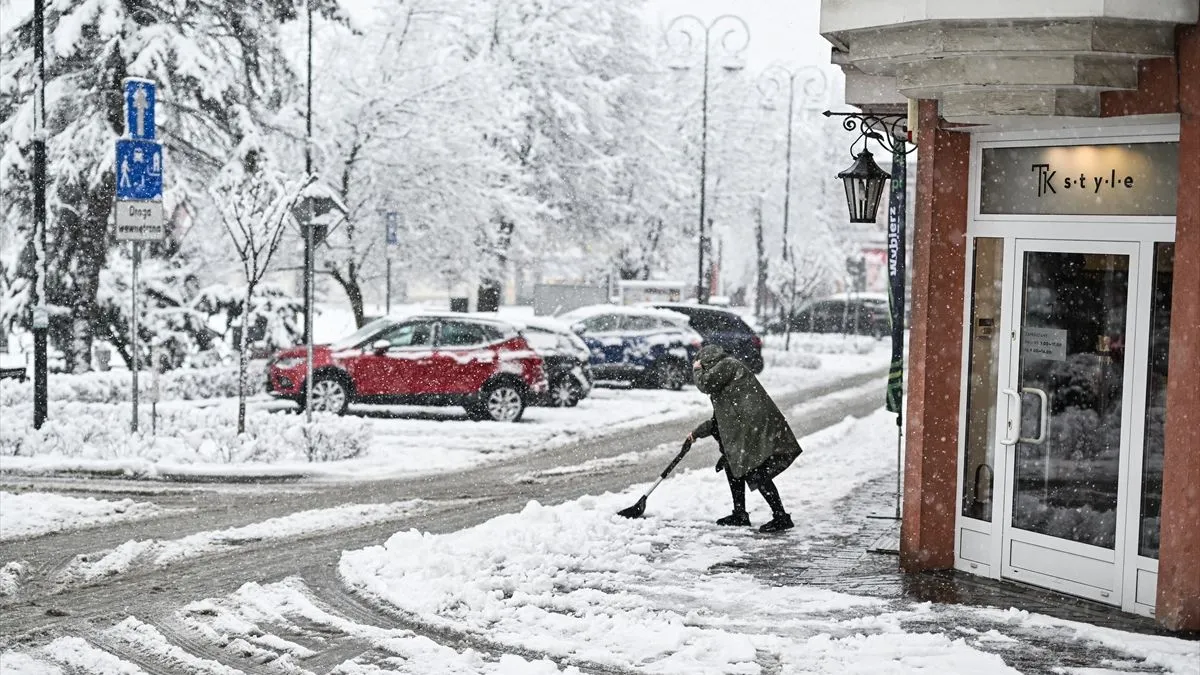 Meteorolozi najavljuju da bi visina snijega u nižim predjelima mogla narasti i do 30 centimetara.