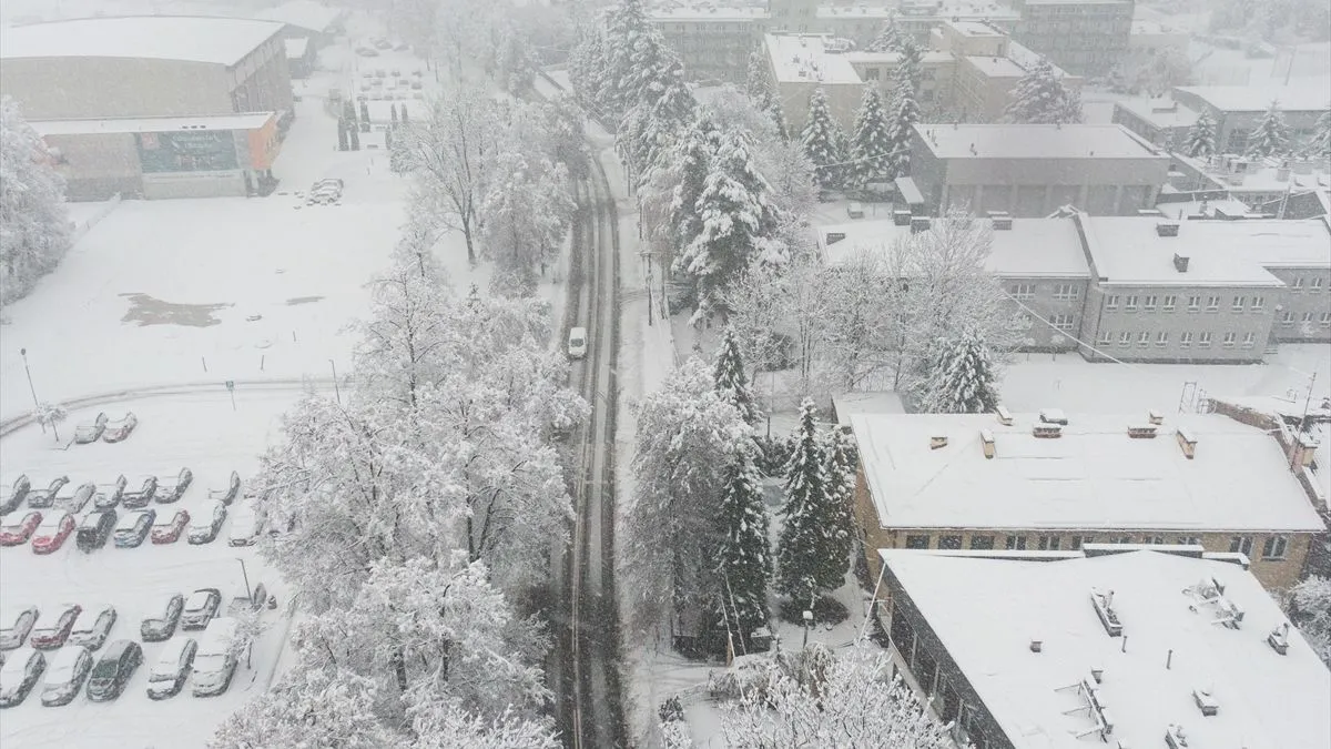 Meteorolozi najavljuju da bi visina snijega u nižim predjelima mogla narasti i do 30 centimetara.
