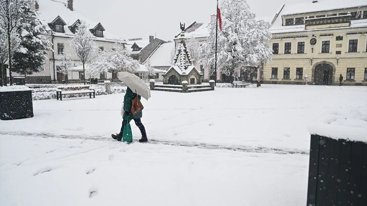 Meteorolozi najavljuju da bi visina snijega u nižim predjelima mogla narasti i do 30 centimetara.