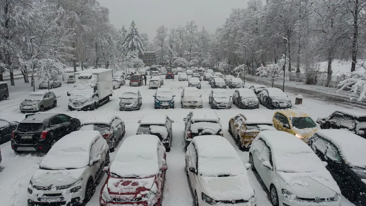 Meteorolozi najavljuju da bi visina snijega u nižim predjelima mogla narasti i do 30 centimetara.