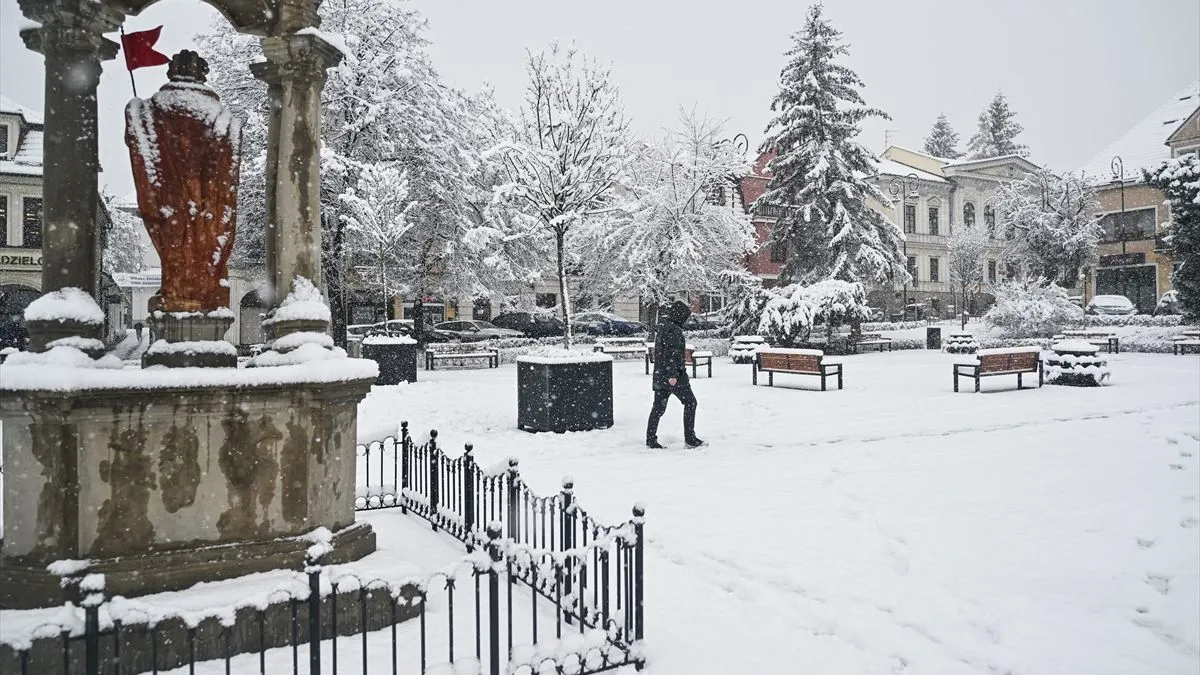 Meteorolozi najavljuju da bi visina snijega u nižim predjelima mogla narasti i do 30 centimetara.