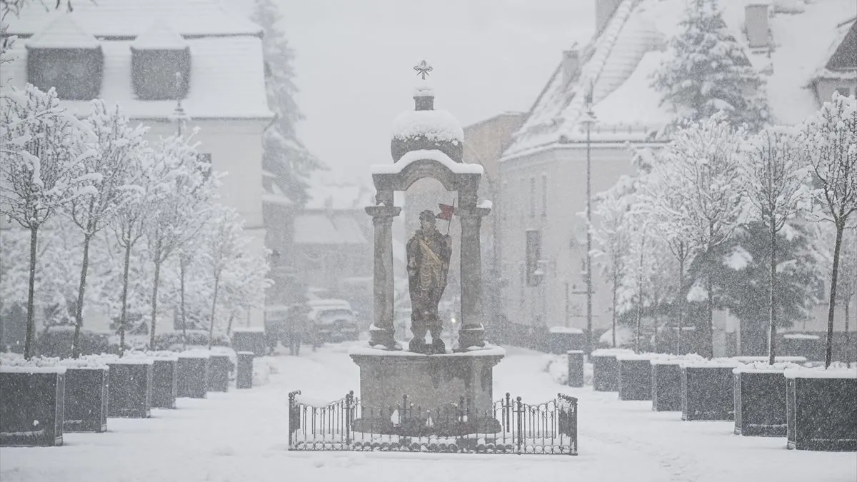 Meteorolozi najavljuju da bi visina snijega u nižim predjelima mogla narasti i do 30 centimetara.