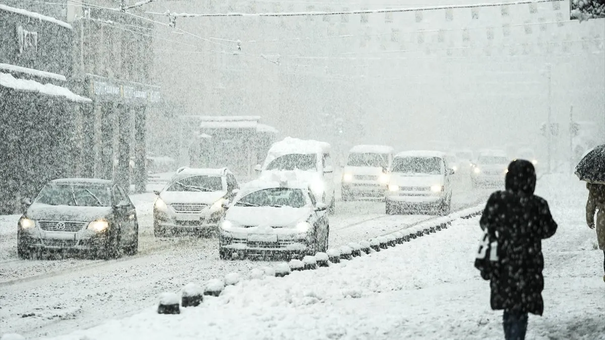 Bajkoviti prizori: Snijeg zabijelio Sarajevo, ali i izazvao brojne probleme u saobraćaju