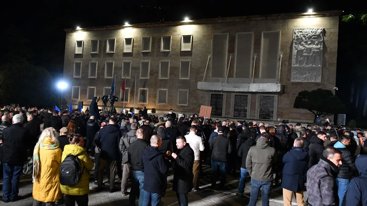 Berisha je optužio je zvaničnike za zloupotrebu javnih sredstava i nedostatak moralne odgovornosti.