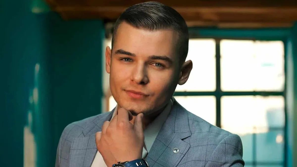 Ahmed ističe da on nije ni klasični narodnjak ni zabavnjak, već izvođač koji publiku osvaja emocijom i iskrenošću.