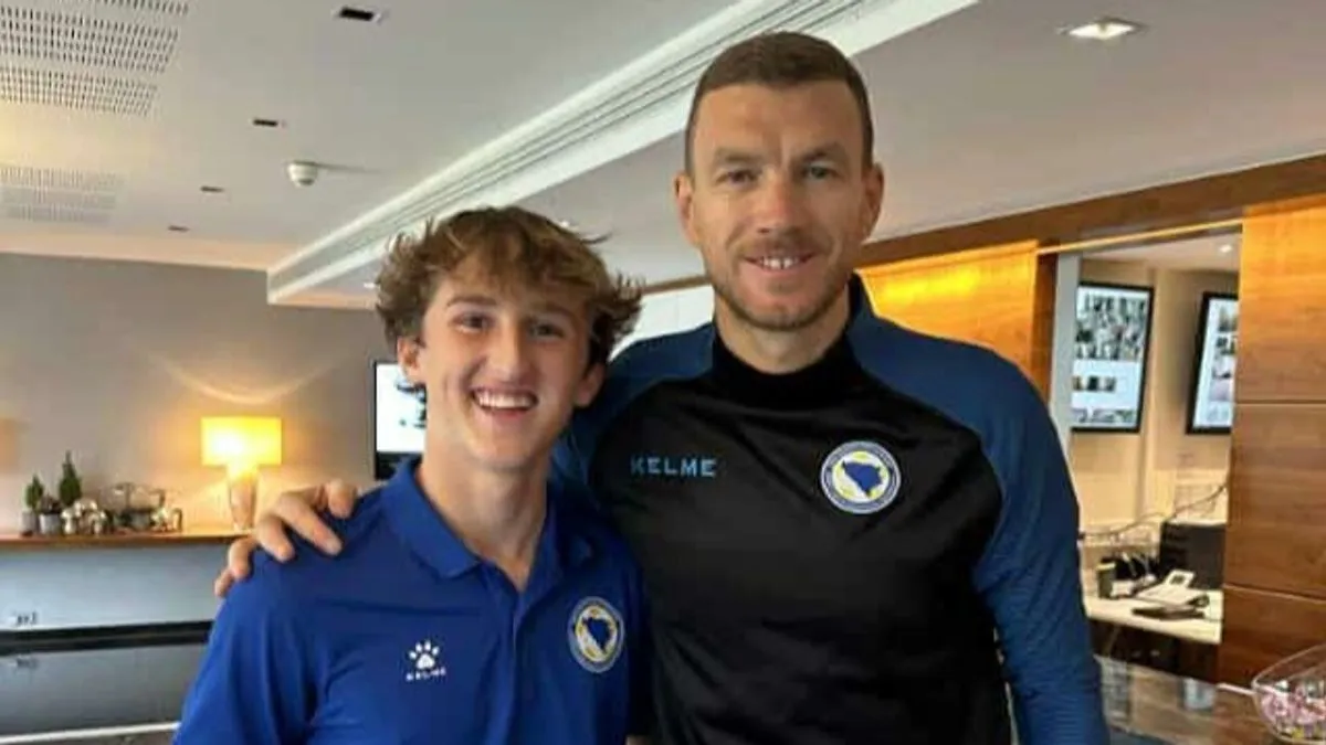 Mi nikada ne zaboravljamo naše poginule one koji su dali živote da mi danas možemo stajati pod našom zastavom, pjevati našu himnu i pratiti našu reprezentaciju