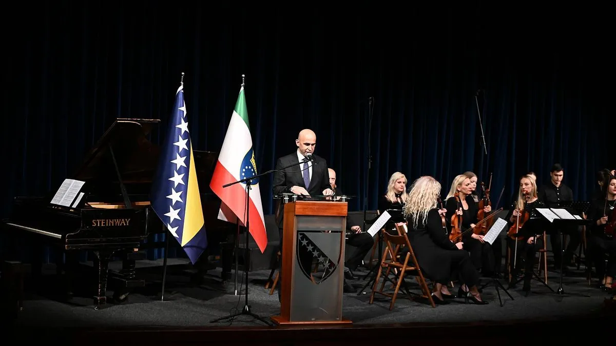 Premijer Nezir Pivić uputio je čestitke okupljenim građanima, poručivši da je datum iz 1943. godine jedan od ključnih trenutaka u historiji zemlje.